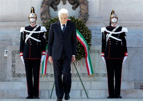 Il presidente della repubblica sergio mattarella depone una corona d'alloro sulla tomba del milite ignoto, nel 75° anniversario della liberazione, 25 aprile 2020. Sergio mattarella e i corazzieri con la mascherina all ...
