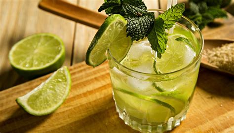 Read detailed instructions on how to do it properly here, if you're interested) and muddling it with sugar, you add cachaça—a liquor that you'll most often hear called. Dicas para deixar a sua caipirinha perfeita - Estilo Sugar