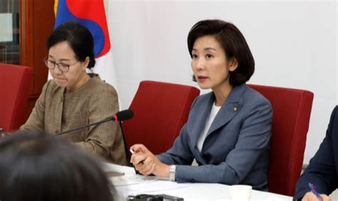 나경원 아들 미국동부 주니어보딩스쿨 이글부룩다녔습니다. 검찰, '조국 딸 의혹 물타기' 논란 나경원 아들 의혹 진위 ...