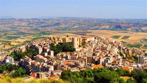 Al piano terra, di 72 mq, troviamo l'ingresso con scala verso il piano superiore, ripostiglio, e un disimpegno che conduce a cucina, soggiorno, bagno e una camera. CASE A 1 EURO: SALEMI - Blog Banca delle Case