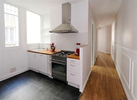 Lorsqu'on ne dispose que d'une petite surface pour aménager une cuisine, décloisonner l'espace est une excellente idée. La cuisine ouvre sur le couloir pour apporter espace ...