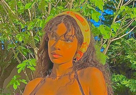 From classics like arctic monkeys, pulp, bloc party and vampire weekend to more obscure. ⚡️🧤🧼 | Indie girl, Aesthetic indie, Indie kids