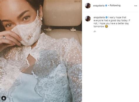 Enzy storia kenang perjuangan keras awal jadi presenter, kini bakal tantang diri coba hal. Pakai Outfit Serba Putih, Enzy Storia Lamaran Hari Ini ...