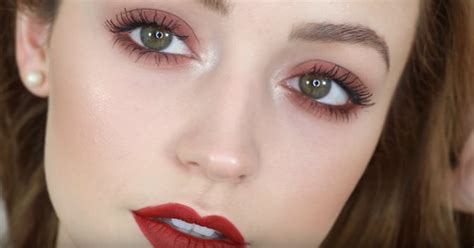 How to choose the right glitter eye makeup for your eye color. Easy Eye Makeup For Green Eyes | Makeup Tutorials Guide