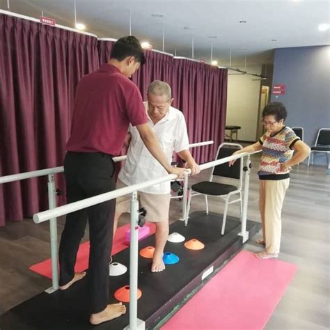 Latihan fisioterapi klien untuk berdiri sendiri dan menoleh kanan dan kiri. PUSAT RAWATAN FISIOTERAPI TERBAIK - PHYSIOMOBILE.MY