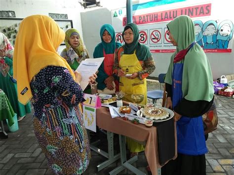 Aku jadi teringat pesan wa dari mba yeni beberapa waktu kemaren.katanya mba yeni membuat pisang goreng krispi.pakai tepung. Pisang Goreng Sambal Terasi : Kuliner Kito Cuaca Diluar ...