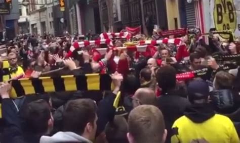 Als führungsspieler und kapitän von borussia dortmund ii kann er eine reichhaltige erfahrung an drittligaeinsätzen fans aus gelsenkirchen werden daher nicht erwartet. Liverpool news: Reds and Borussia Dortmund fans sing You ...