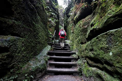 Wer die tour zum gipfel ganz intensiv erleben will, wird natürlich hinauf wandern. Ab Rathewalde durch die Schwedenlöcher zur Bastei ...