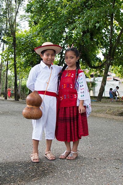 Niños Locales Vestidos Con Indumentaria Nativa En Guatemala Honduran