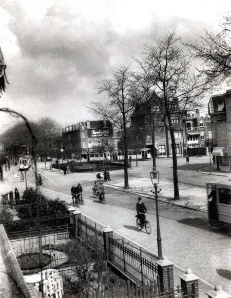 De brand brak rond kwart voor elf door nog onbekende oorzaak uit in een uitbouw aan de achterkant van de parterrewoning. Den Haag ca 1925 - Valkenbosplein, gezien naar de ...