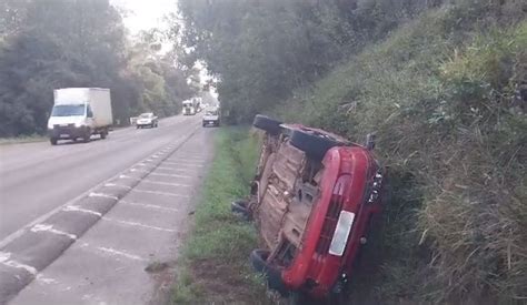 Veículo sai da pista e tomba na ERS 135 entre Passo Fundo e Coxilha