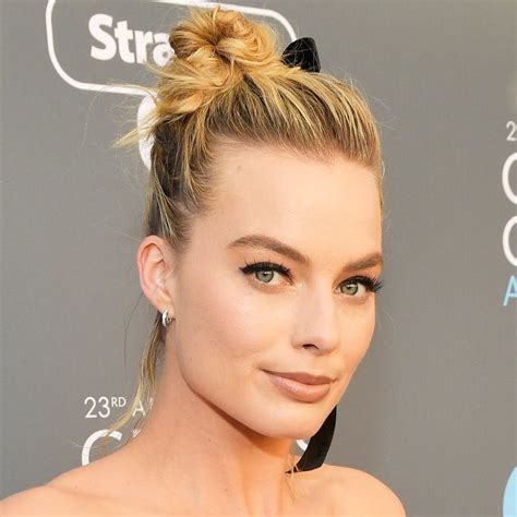 Margot Robbies Stylist Tells Us How To Get Her 2018 Critics Choice Awards Topknot For 15