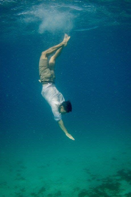 Man Underwater Fiji Underwater Photography Underwater Portrait Photo Reference