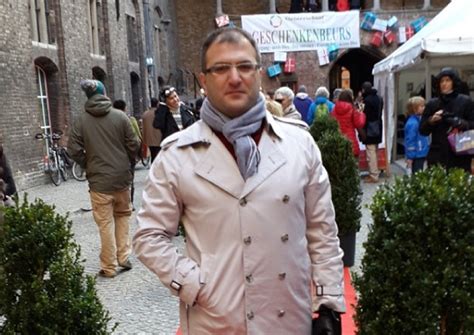 Arka sokaklar dizisinin başrol oyuncularından şevket çoruh, dizinin sezon finali yapmasını fırsat bilerek saç ektirdi. Cem Küçük Saç Ekimi Hakkında Tüm Detaylar | Saç Ekimi