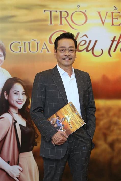 Đạo diễn bảo nhân của phim gái già lắm chiêu cho biết trong quá trình dựng những cảnh quay có nsnd hoàng. NSND Hoàng Dũng sút cân, sức khỏe không tốt, phải nhờ diễn viên Anh Tuấn đỡ lên sân khấu