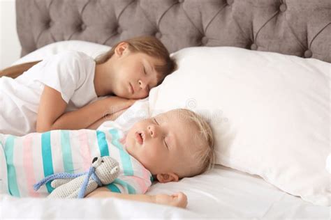 Pequeños Niños Que Duermen En Cama Imagen De Archivo Imagen De