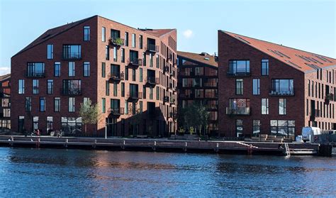 Als komplettanbieter für häuser aus dem naturbaustoff ziegel schaffen wir ideale voraussetzungen für gesundes wohnen und eine behagliche atmosphäre. Ein Ziegel für eine skulpturale Architektursprache ...