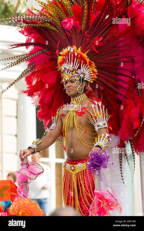 Männlichen Karneval Performer Tragen Einen Aufwändigen Kopfschmuck Aus