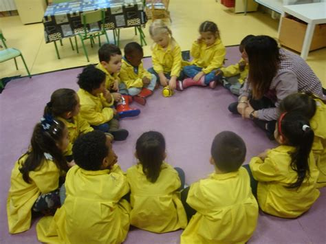 Niños Sentados En Circulo En El Aula Maestra De Preescolar Tomados De
