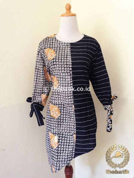 Contoh model kebaya brokat terbaru. Model Baju Batik Modern Wanita - Blus Lurik Batik Hitam | THEBATIK.CO.ID