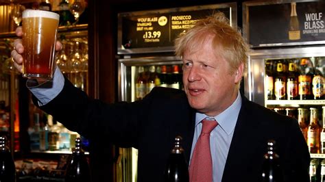 Born 19 june 1964) is a british politician and writer serving as prime minister of the united kingdom and leader of the conservative party since july 2019. Pint trotz Pandemie - Cheers! Die Briten prosten sich ...