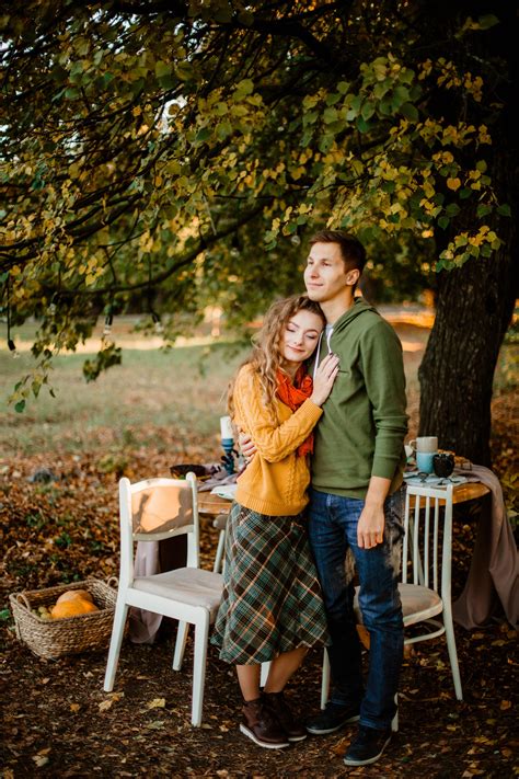 Autumn forest couple session, sweater fall look, cozy, autumn garden ...