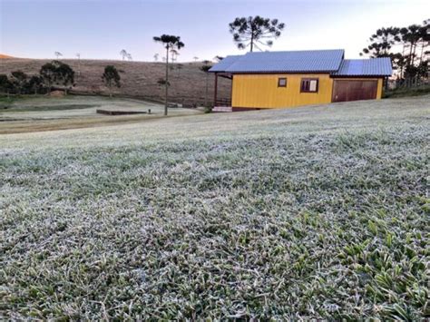 Na maior parte do brasil, o ápice do frio deve ocorrer entre quinta e sexta. Frio de -3 ºC congela roupas e cobre campos com geada no ...