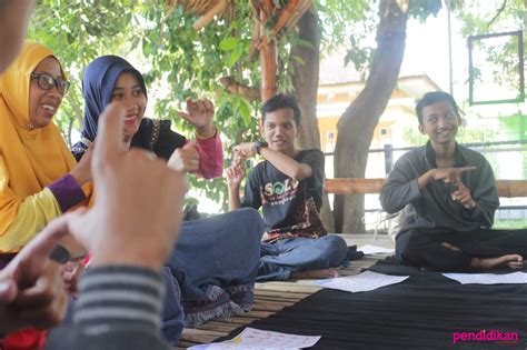 Marilah berlajar bahasa isyarat bahasa malaysia. Belajar Bahasa Isyarat Merobohkan Diskriminasi Komunikasi