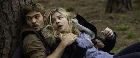 The 5th wave is a 2016 american science fiction action film directed by j blakeson, with a screenplay by susannah grant, akiva goldsman, and jeff pinkner. The 5th Wave movie review & film summary (2016) | Roger Ebert