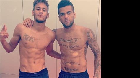 Neymar E Daniel Alves Exibem Barriga Tanquinho Em Foto