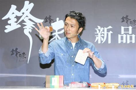 Jun 14, 2021 · 香港知名導演陳木勝在2020年8月去世，生前從影30年，拍出無數經典警匪動作片。他執導的遺作《怒火》將在7月上映，6月13日舉辦電影發布會，甄子丹、謝霆鋒等人看到導演椅被搬上台，當場克制不住情緒，一個個轉身流下眼淚。 謝霆鋒離婚張柏芝9年脫口這句話 女主持超尷尬 - 自由娛樂