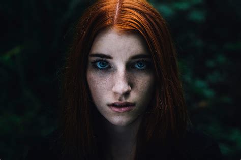 bakgrundsbilder ansikte kvinnor utomhus rödhårig modell porträtt blåa ögon ser tittaren