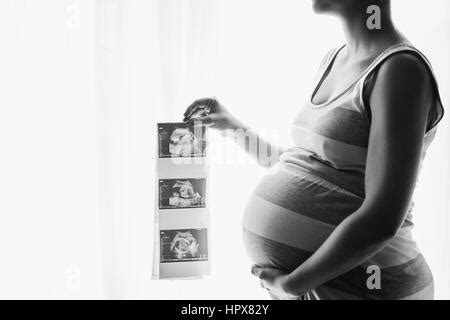 Schwangere Nackte Schwarze Frau Und Wei En Partner Stockfoto Bild Alamy