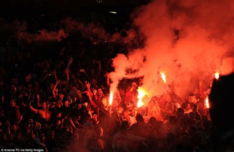 Repräsentiere dein team mit den galatasaray stadium away socken. Galatasaray fans throw flares onto the pitch during ...