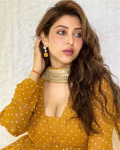 Sonarika Bhadoria Teasing Us 🤤 By Showing Her Huge Mellon What Will You