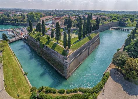 The peschiera del garda center is around the area of sanctuary of madonna del frassino and 2 miles southwest of gardaland. Peschiera del Garda cosa vedere nella città fortezza ...