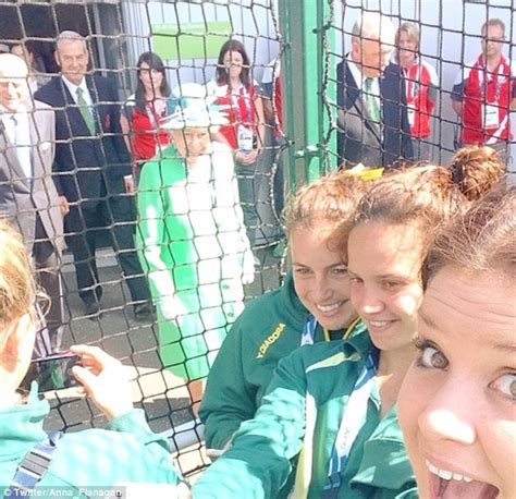 The Queen Photobombs Australian Hockey Teams Selfies Daily Mail Online