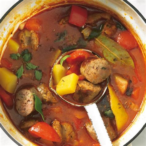 Beim Grillen sind Bratwürste übrig geblieben Dann ist Wurstgulasch