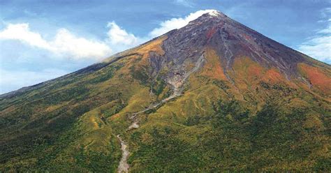 بركان «مايون» المخروطي في الفيليبين: ثار 50 مرة وحممه ...