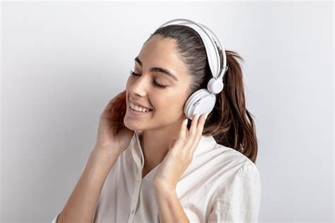 Vista Lateral De Una Mujer Feliz Con Auriculares Puestos Foto Gratis