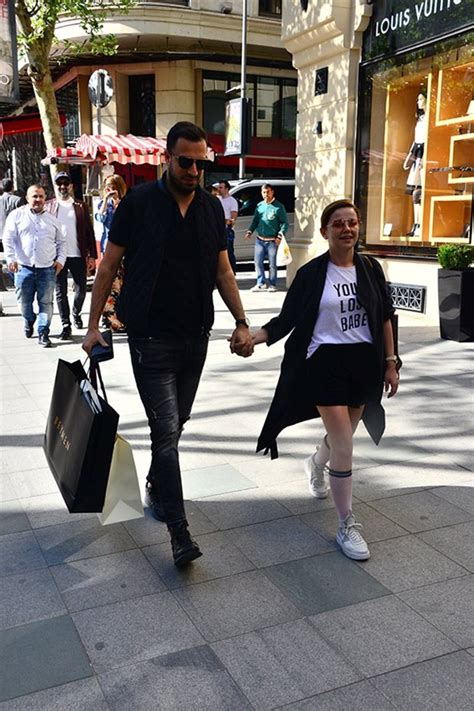 Merve özbey boyu kaç,merve özbey kilosu kaç,merve özbey kaç yaşında,merve özbey nereli,merve özbey sevgilisi varmı,merve özbey göz rengi nedir. Merve Özbey ve sevgilisinin arasındaki boy farkına bakın