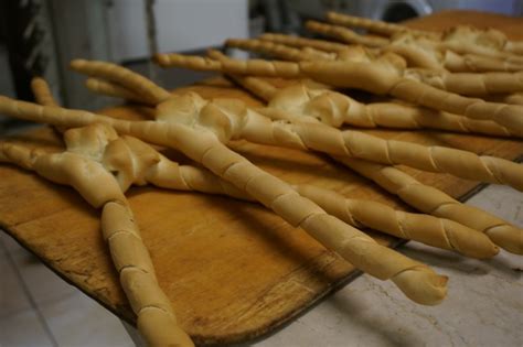 Pane tutto buchi, la ricetta originale. La vera storia (d'amore) del pane ferrarese - Le ricette ...