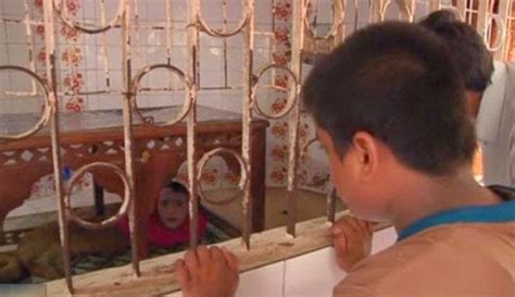 Bersama sang pengusaha, penulis dan fotografer pergi ke restoran di thaisan untuk sebagai manusia beragama dan berpikiran sehat, kita berkewajiban untukmenghentikan tindakan kanibalisme dalam bentuk dan alasan apapun. Mahluk Berkepala Manusia dan Berbadan Rubah Ini Ramai ...