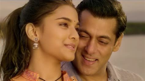 Watch Salman Khan Saiee Manjrekar’s ‘romance Ka Fasaana’ In Dabangg 3 Song Awara India Tv