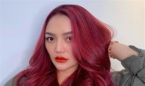 Siti Badriah Warna Rambut Merah Terinspirasi Princess Ariel
