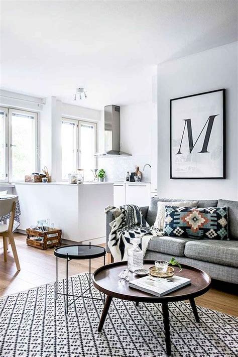 Während dunkle farben eher bedrückend wirken, verleihen helle schattierungen und nicht allzu kräftige, dezente farben dem raum weite. 85 Stylish Scandinavian Living Room Decorating Ideas ...