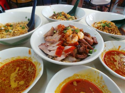 Each bite is full of fragrant spices from the sambal with a touch of creaminess from the coconut milk. Lynn Shane: Ipoh BEST Curry Mee @ 新泉芳咖哩面 / "Mata Liew"