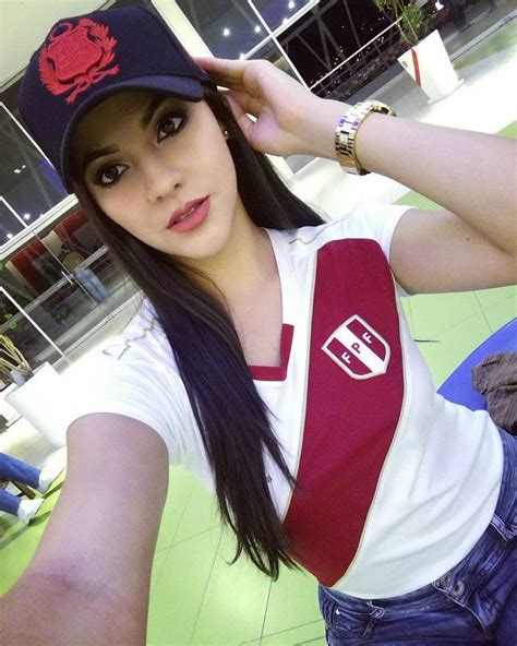 lindas peruanitas vistiendo la camiseta de la selección peruana trajes de fútbol chicas