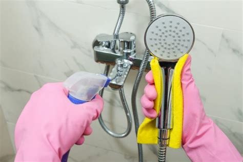 Es gibt zwei arten von kalziumablagerungen, die sich in pools bilden: Kalk in Bad & Dusche entfernen: Mit diesen Hausmitteln ...