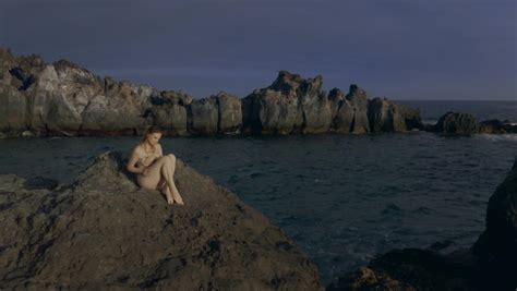 Naked Girls On Beach Videos De Stock Videoclips En 4K Y HD Shutterstock